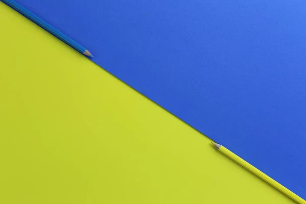 Geel en blauw potlood kleur op kunstpapier — Stockfoto
