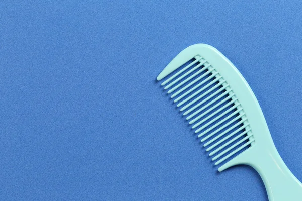 Blue comb on art paper background. — ストック写真
