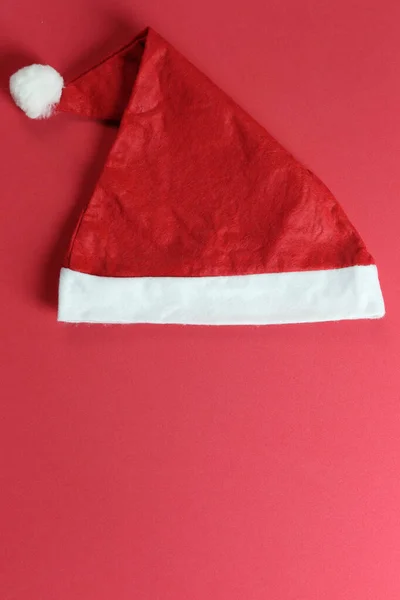 Chapeau de Père Noël sur fond de papier d'art rouge . — Photo