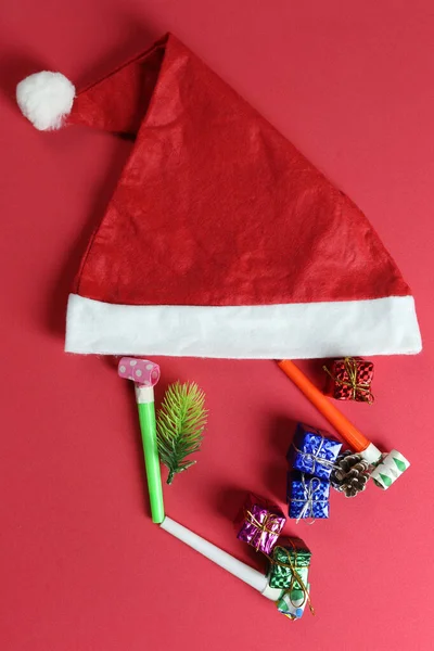 Santa hoed op rode kunst papier achtergrond. — Stockfoto