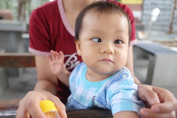 斜視を持つアジアの少年. — ストック写真