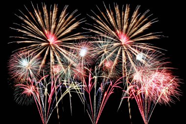 Gece gökyüzünde renkli havai fişekler.