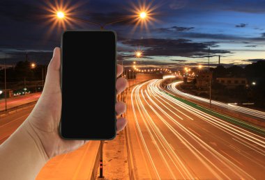 Boş ekran akıllı telefonu olan bir adamın eli..