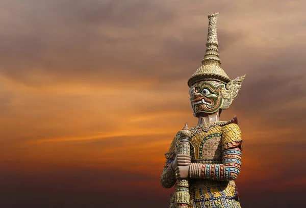 Statue di giganti nella letteratura thailandese sullo sfondo del tramonto . — Foto Stock