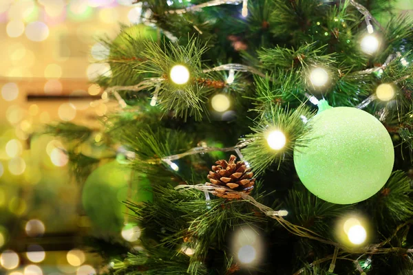 Árbol de Navidad y bokeh de fondo de vacaciones y tienen spa de copia —  Fotos de Stock