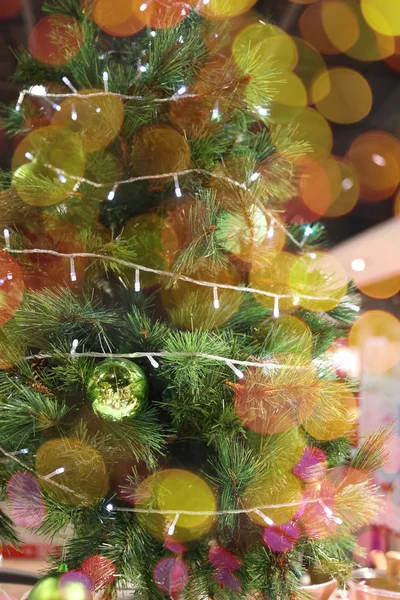 Weihnachtsbaum und Bokeh des Feiertags Hintergrund und haben Kopie Spa — Stockfoto