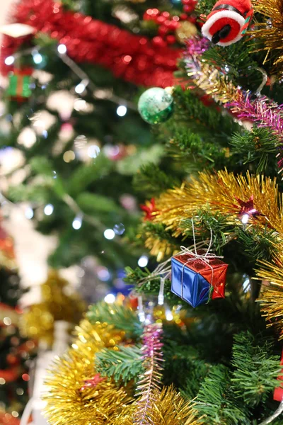 Albero di Natale e decorazione colorata di sfondo celebrazione — Foto Stock