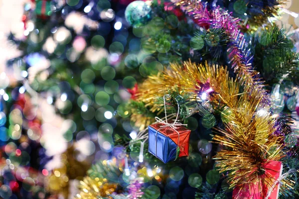 Weihnachtsbaum und Bokeh des Feiertags Hintergrund und haben Kopie Spa — Stockfoto
