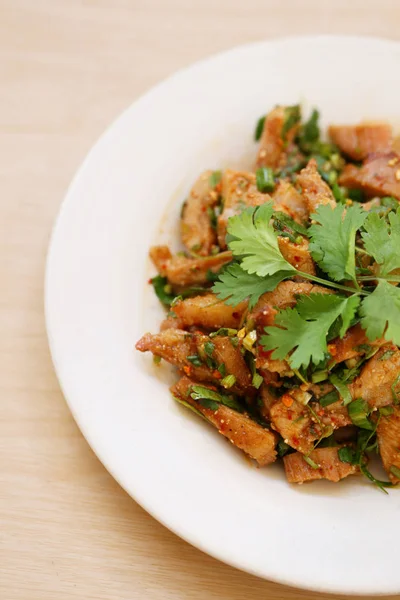 Ensalada de cerdo a la parrilla picante . — Foto de Stock