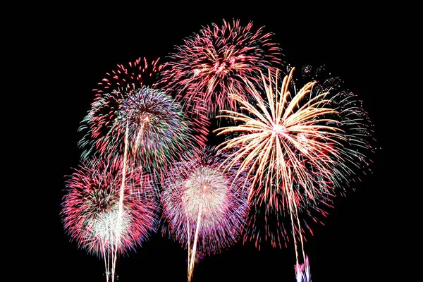 Fuegos artificiales de colores en el cielo nocturno. —  Fotos de Stock