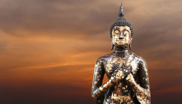 Posąg Buddy na półmroku tle nieba. — Zdjęcie stockowe