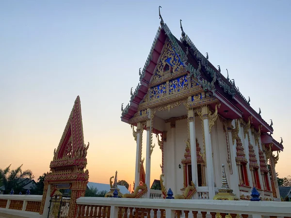 Alacakaranlık vakti Tayland 'daki tapınaklar. — Stok fotoğraf