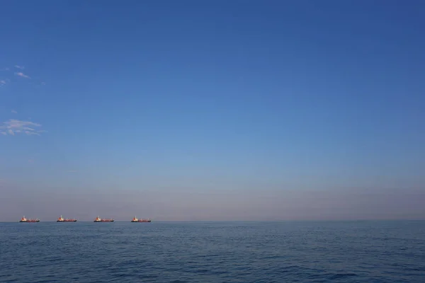 Teherhajó a tengeren, tiszta nappal és tiszta égbolton. — Stock Fotó