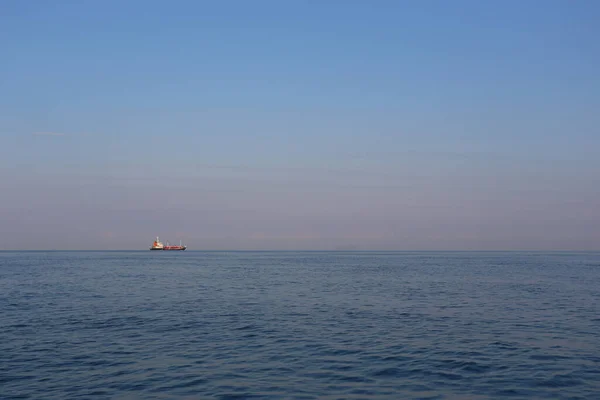 Vrachtschip op zee in een heldere dag en heldere lucht. — Stockfoto