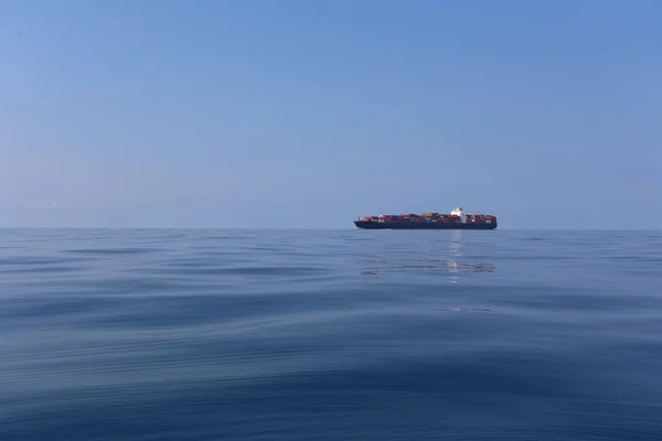 Navire de charge sur la mer par temps clair et ciel clair . — Photo