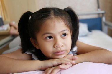 Asyalı çocuklar bir şeyler düşünmek için fikirlerini kullanıyorlar. 