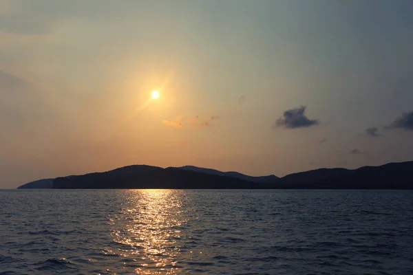 Puesta de sol desde la isla en el mar . —  Fotos de Stock