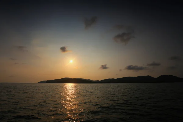 Puesta de sol desde la isla en el mar . —  Fotos de Stock