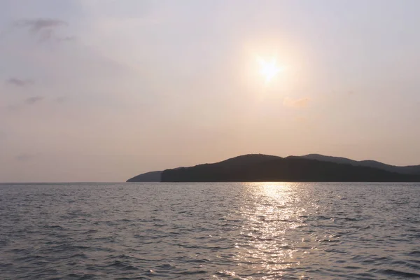 Puesta de sol desde la isla en el mar . —  Fotos de Stock