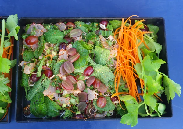 Sashimi salade van Indo-Pacific koning makreel in schotel. — Stockfoto