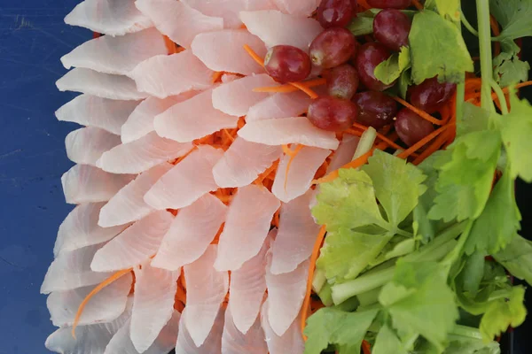 Sashimi van Indo-Pacific koning makreel in schotel. — Stockfoto