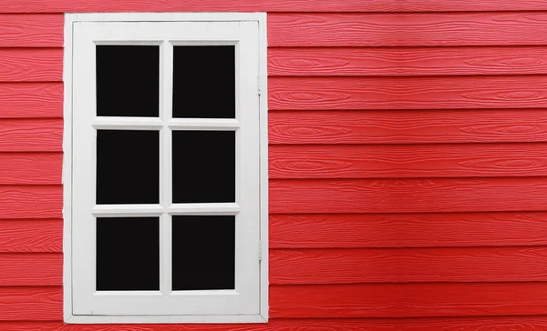 现代装饰红色的木墙上的白色的木制窗户 — 图库照片
