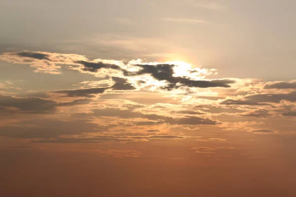 雲に覆われた空の夜の太陽 空の風景の背景 — ストック写真