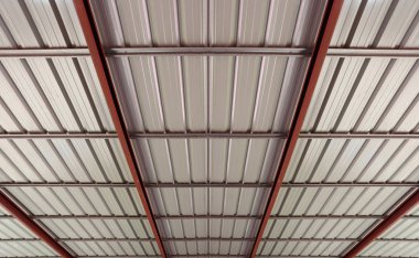 Metal kaplama çatısı altında, tasarım fikirleri için çatı yapısı arka planında görüntüle.
