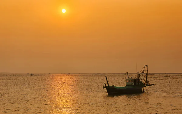 Fiskebåt Förtöjd Havet Och Det Orangefärgade Ljuset Från Solnedgången — Stockfoto