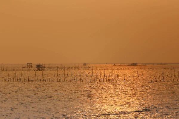 Kusten Kvällen Med Det Orangefärgade Ljuset Från Solnedgången Bambu Havet — Stockfoto