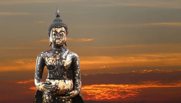 Buddha Staty Skymning Himmel Bakgrund Och Har Kopiera Utrymme För — Stockfoto