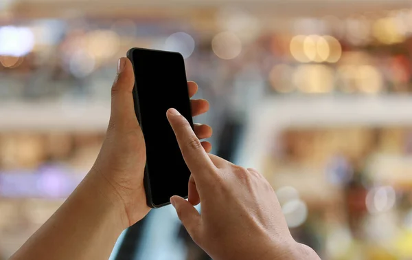 Hand Man Som Håller Smartphone Enhet Köpcentret Bakgrund Och Har — Stockfoto