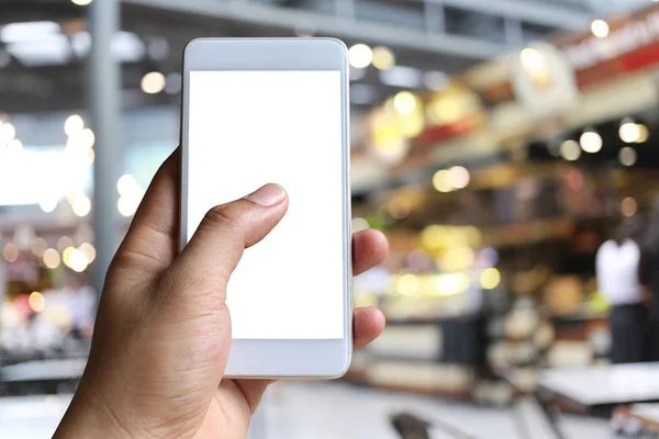 Alışveriş Merkezinin Arka Planında Akıllı Telefon Cihazı Tutan Ekranında Beyaz — Stok fotoğraf