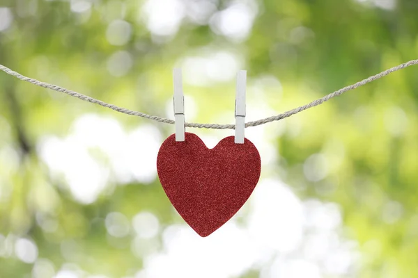 Corazón Rojo Colgando Una Cuerda Cáñamo Fondo Bokeh Verde Para —  Fotos de Stock