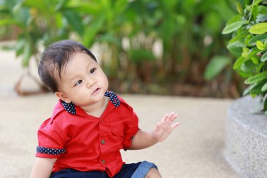 Strabismus ve oyun oynayan Asyalı çocuk, sağlık ve tıbbi konseptte bebek portresi.