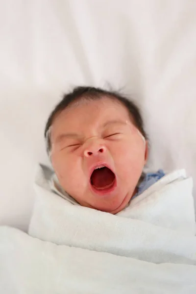 Немовля Азії Спить Ліжку Позіхає Новонароджене Дитя Яке Потребує Особливого — стокове фото