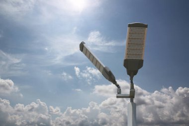 Gökyüzü arka planında Güneş Işığı direğinin enerji tasarrufu ve kopyalama alanı.