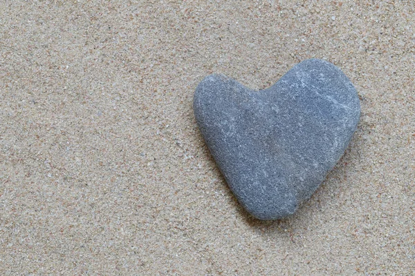 Pedra Areia Forma Coração Descansando Areia Tem Espaço Cópia Para — Fotografia de Stock