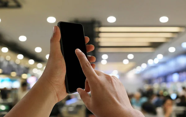Hand Affärsman Hålla Smartphone Och Använda Finger Peka Tom Skärm — Stockfoto