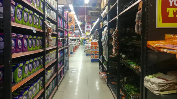 インドのニューデリーで 2019年 モール内のスーパーマーケットの通路の列にディスプレイ上の洗剤や布洗浄製品 — ストック写真