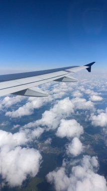 Uçaktan uçak penceresinin görüntüsü