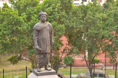 Pragati Meydan yakınlarında Bal Gangadhar Tilak 'ın dev heykeli, Tilak marg Yeni Delhi, Hindistan Yüksek Mahkemesi kompleksi yakınlarında. Hintli milliyetçi, öğretmen ve özgürlük savaşçısı Hindistan 'ın bağımsızlık mücadelesinde