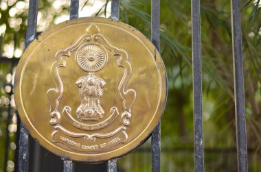 Yeni Delhi, Hindistan, 2020. Anayasa Mahkemesi Ulusal Amblemi, arka planda binası olan kapıda. Hindistan Anayasa Mahkemesi bir adalet, en yüksek yargı ve anayasa mahkemesidir..