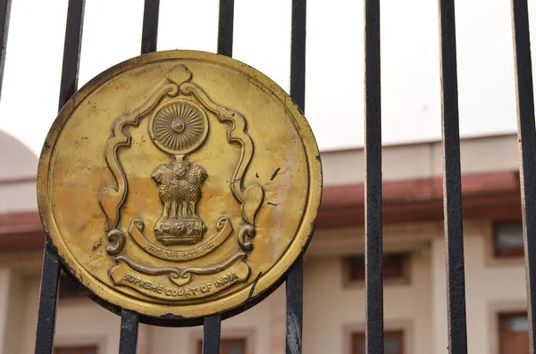 Νέο Δελχί Ινδία 2020 Ανώτατο Δικαστήριο Εθνικό Έμβλημα Στην Πύλη — Φωτογραφία Αρχείου