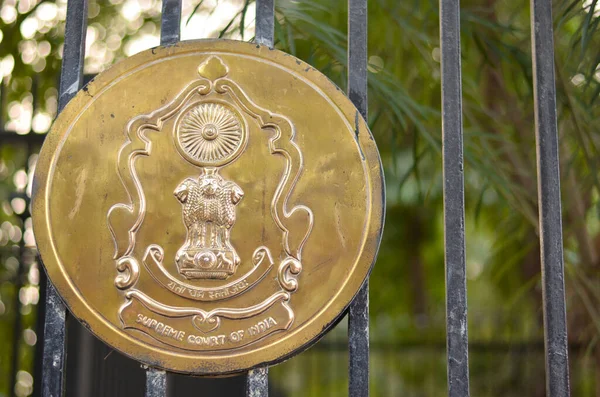 New Delhi Indien 2020 Högsta Domstolens Nationella Emblem Porten Med — Stockfoto