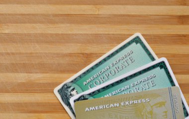 Chicago, ABD, 2020. Çoklu American Express prim kartları - şirket, ödül. Amex, merkezi Üç Dünya Finans Merkezi 'nde bulunan çok uluslu bir Amerikan finans şirketi. 