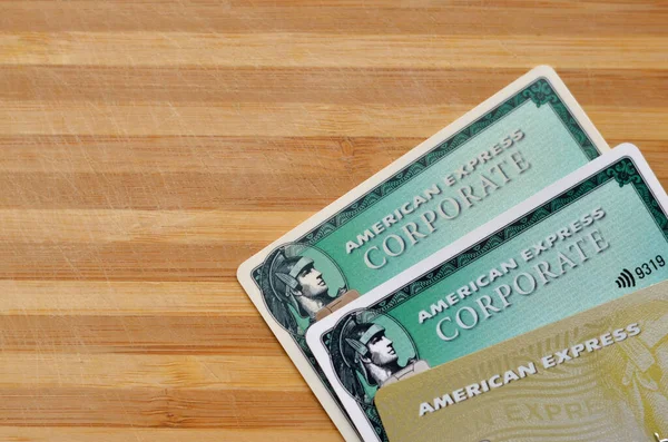 New York, ABD, 2020. Çoklu American Express prim kartları - şirket, ödül. Amex, merkezi Üç Dünya Finans Merkezi 'nde bulunan çok uluslu bir Amerikan finans şirketi. 
