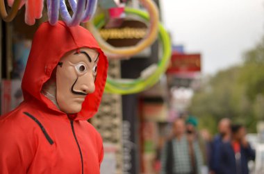 Popüler İspanyol televizyon dizisi La Casa de Papel ya da Para Soygunu 'ndan Salvador Dali maskesi takan birinin portresi. Maske ve kırmızı tulum dünya çapında moda sembolleri.