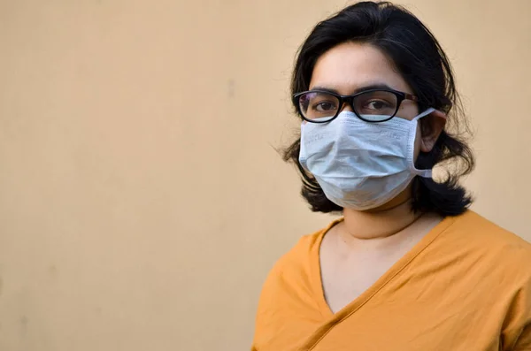 Close Retrato Uma Jovem Médica Assistente Saúde Usando Máscara Cirúrgica — Fotografia de Stock