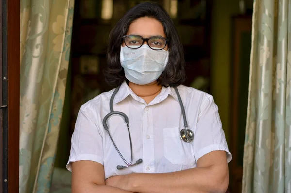 Retrato Uma Jovem Médica Assistente Com Mãos Cruzadas Dobradas Com — Fotografia de Stock